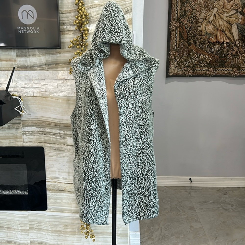 Love Tree Hooded Sherpa Vest in Black and White